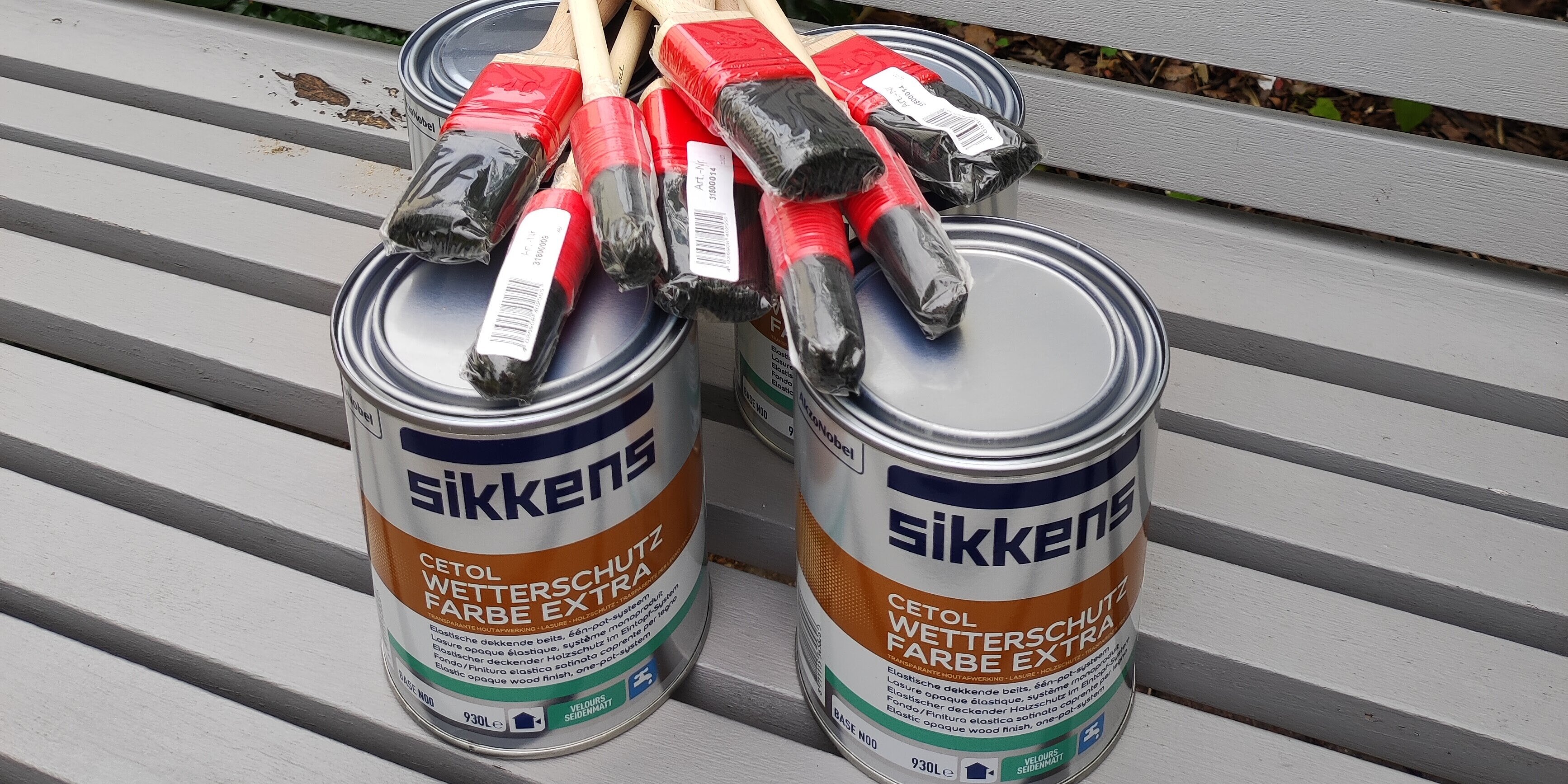 Die Farbe steht bereit: Das Team des Hospizes gestaltet auf dem Gelände zwei Diversity-Bänke. Farbdosen stehen auf einer Bank