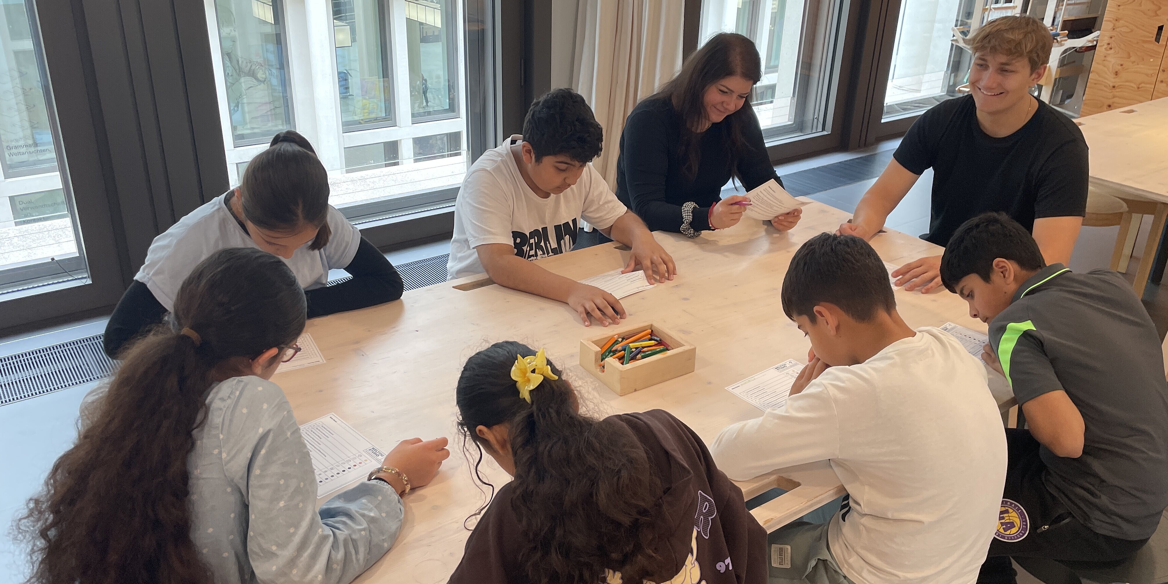 Kulturpiloten bei BERLIN GLOBAL Kinder in der Ausstellung BERLIN GLOBAL