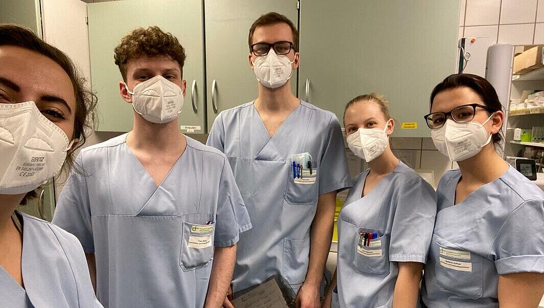 Im Projekt „Schulstation“ übernehmen unsere Auszubildenden die pflegerische Betreuung einer ganzen Station nahezu selbstständig. Gruppenfoto von fünf Auszubildenden in Dienstkleidung