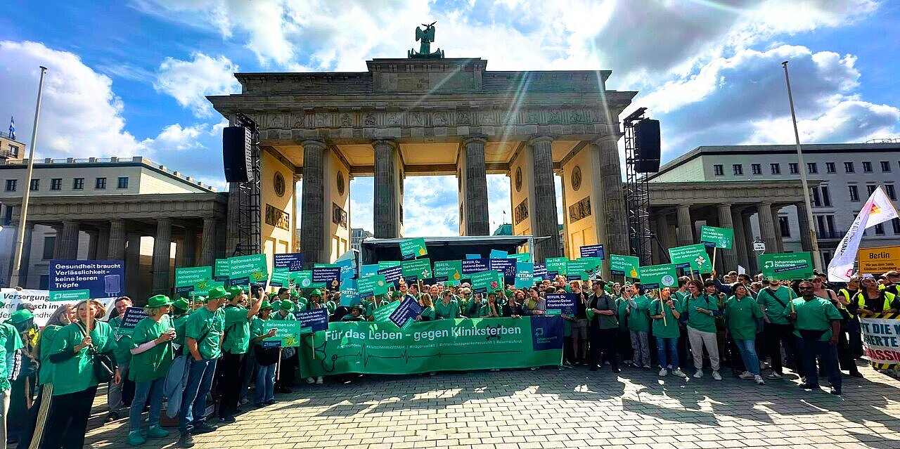 Foto der 350 Mitarbeitenden der Johannesstift Diakonie vor dem Brandenburger Tor in Berlin anlässlich des Protests gegen das geplante GKV-Gesetz