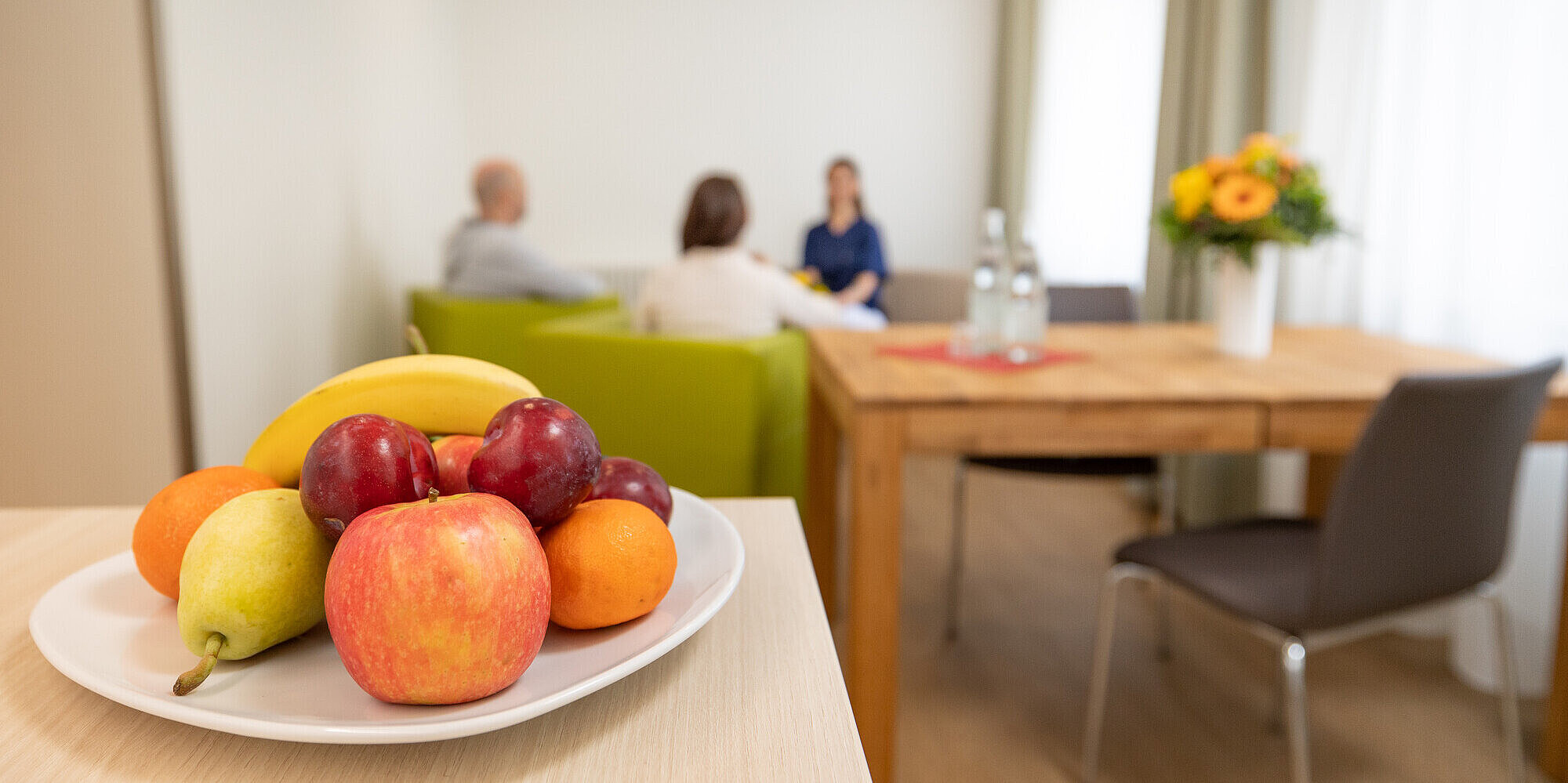 Ein neu eingerichteter Wohnküchenbereich gibt Patient*innen und ihren Angehörigen Gelegenheit zur Begegnung in einem wohnlichen Umfeld. Ein neu eingerichteter Wohnküchenbereich gibt Patient*innen und ihren Angehörigen Gelegenheit zur Begegnung in einem wohnlichen Umfeld.