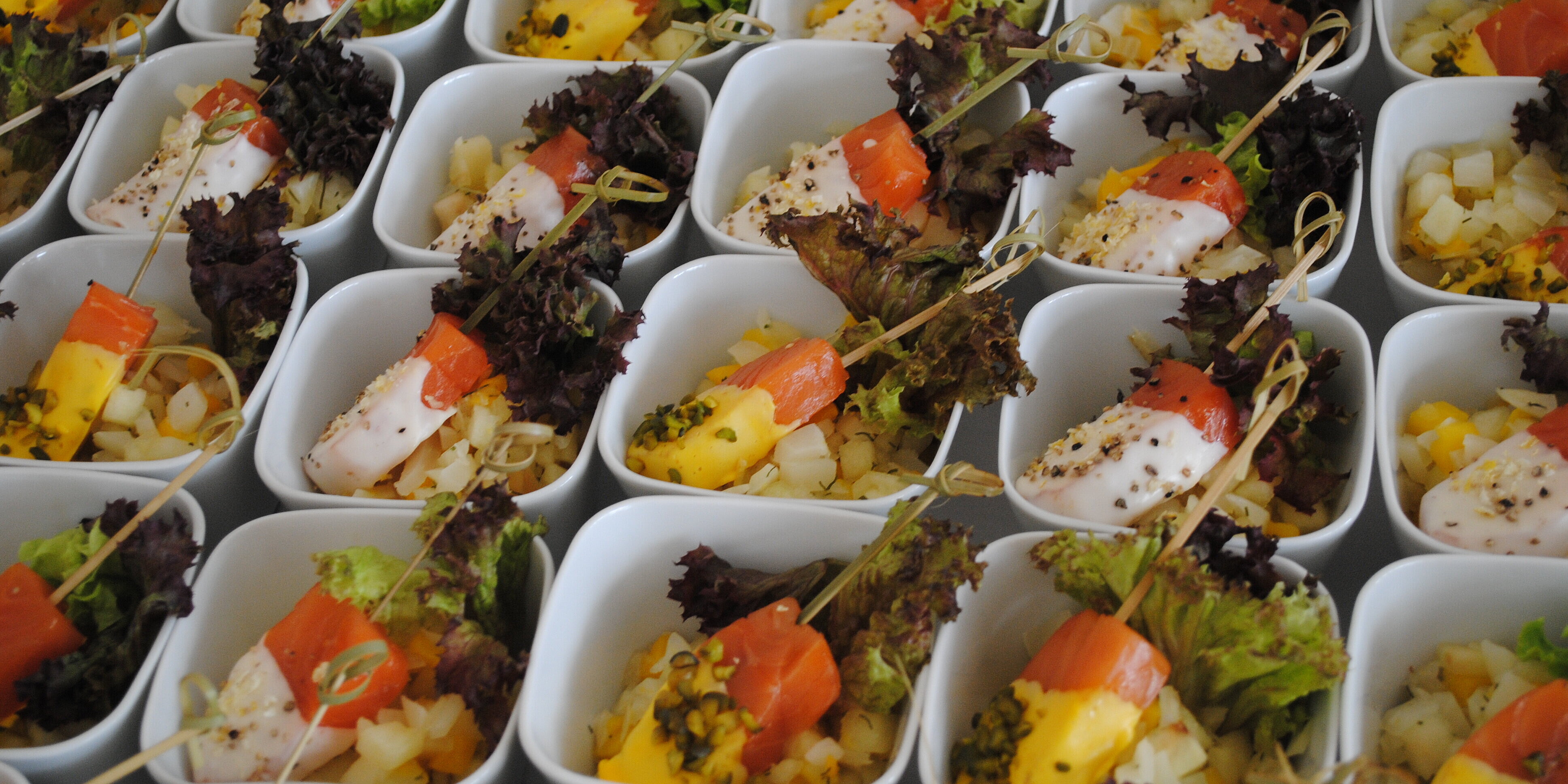 Weiße Schüsseln gefüllt mit Antipasti.