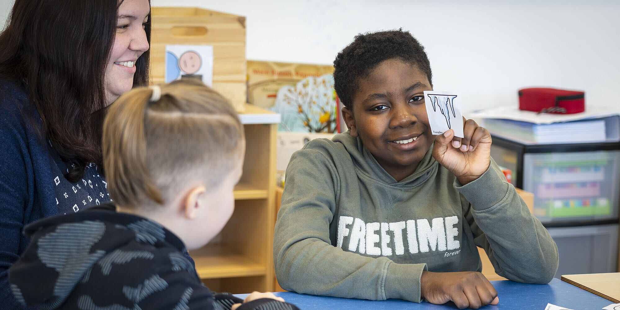 Der gemeinsame Unterricht ist an die Bedürfnisse aller Kinder angepasst.  Schulkinder mit Lehrkraft im Unterricht
