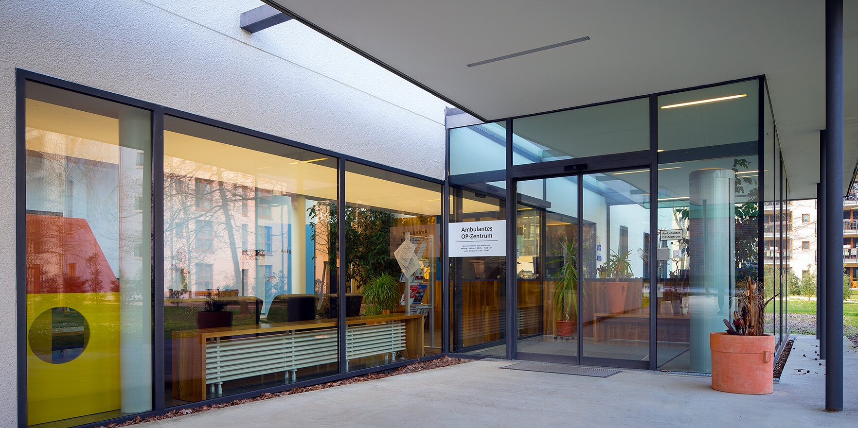 Moderner Eingangsbereich des Ambulanten Operationszentrums.