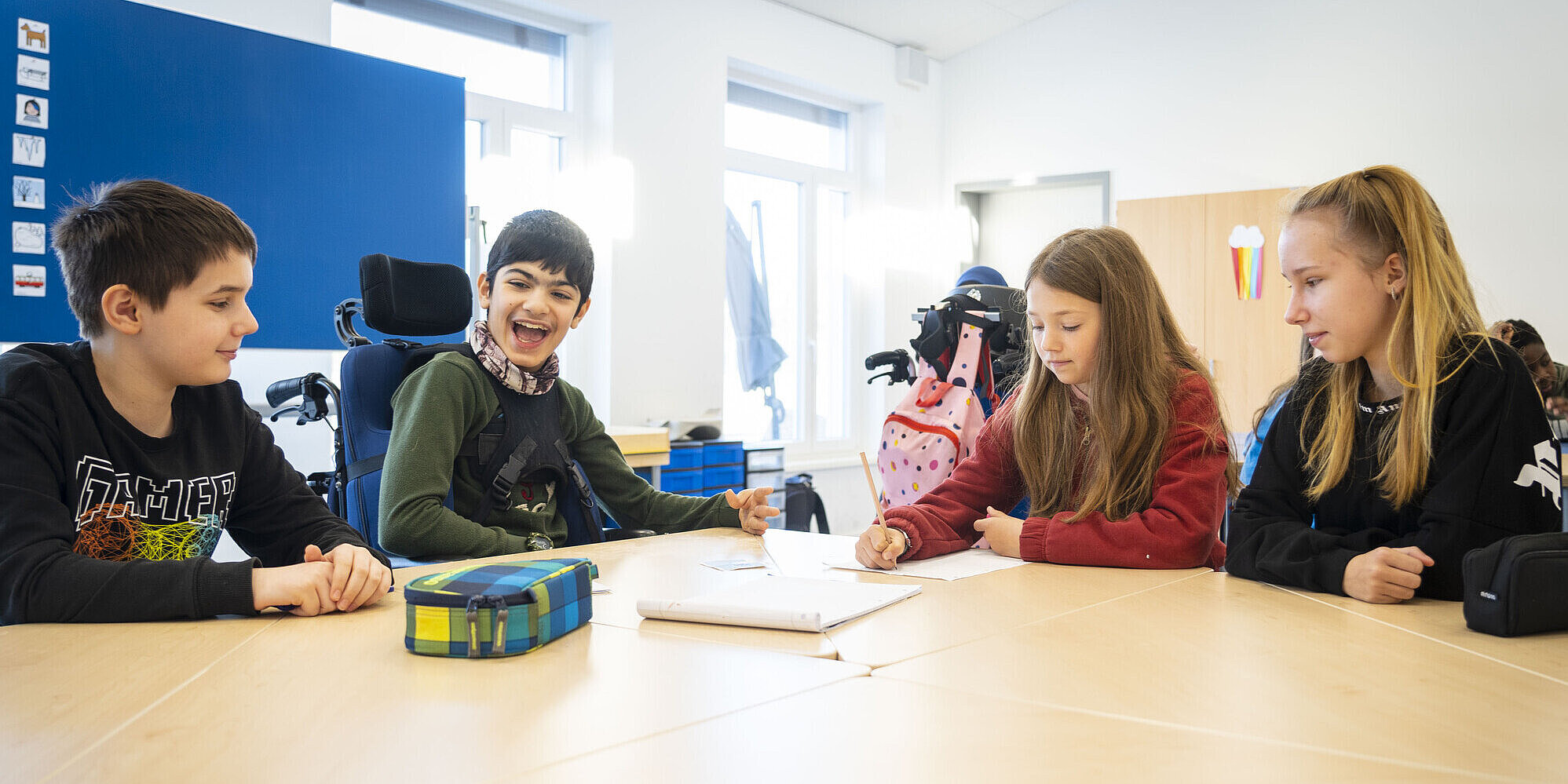 Die Themen des gemeinsamen Unterrichts entsprechen  den Rahmenlehrplänen beider Schultypen.    Schulkinder mit und ohne Beeinträchtigungen im Unterricht