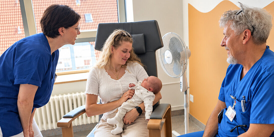 Das Konzept des "Rooming-in von Anfang an auch für Früh- und erkrankte Neugeborene" hat sich in unserer Klinik in den vergangenen Jahren etabliert. Die ehemalige Patientin Sophie Petermann mit ihrem frühgeborenen Sohn und Stefan Barth, Chefarzt der Klinik für Kinder- und Jugendmedizin am Paul Gerhardt Stift