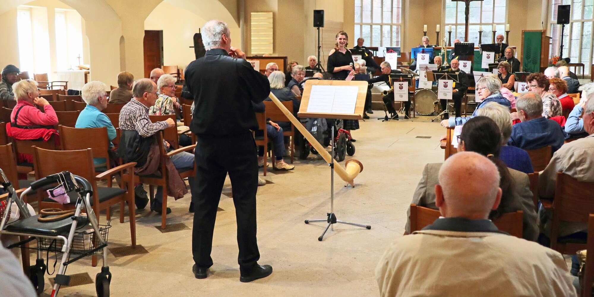 Musiker in Kirche mit Alphorn