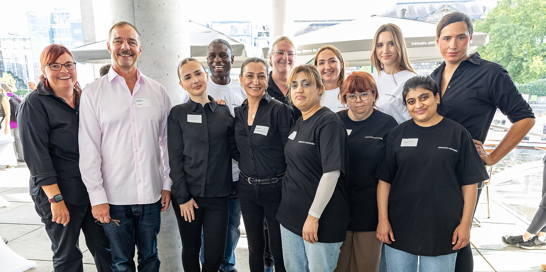 Inklusiv, genussvoll, divers: Bistro Marie eröffnet Teamfoto mit Mitarbeitenden des Bistros