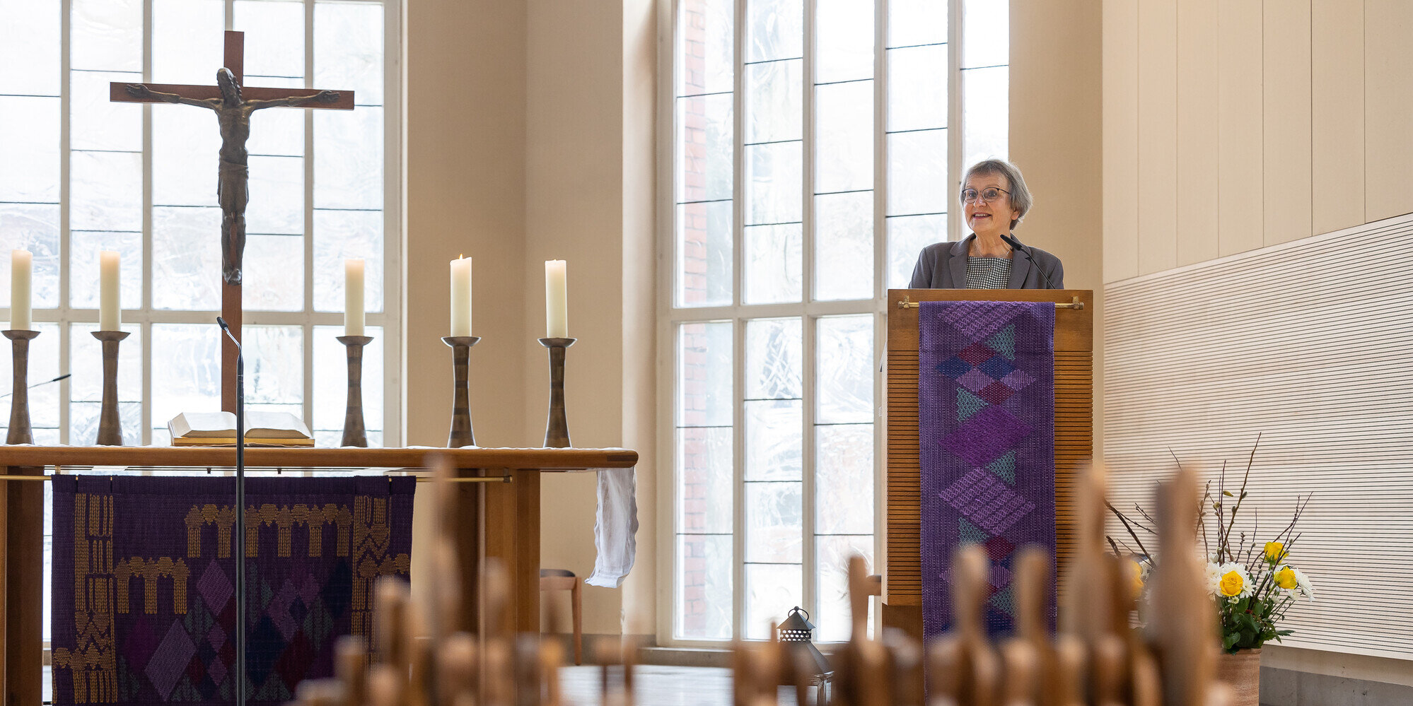 Pfarrerin Anne Hanhörster begrüßte die Gäste der Vernissage zur Ausstellung "Hoffnung".