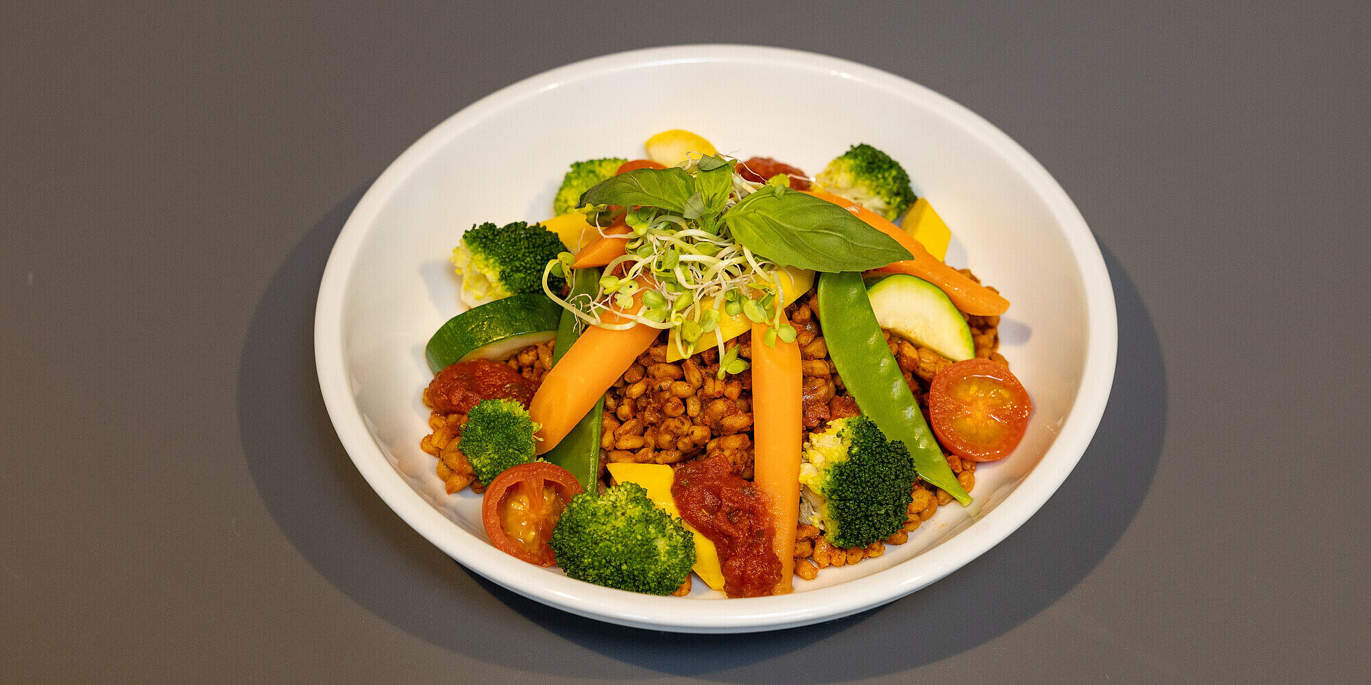 Die Ernährungsexpertinnen der Johannesstift Diakonie und des Krankenhauses Waldfriede orientierten sich am Ernährungsplan der sogenannten Planetary Health Diet Teller mit einem gesunden Gericht mit viel Gemüse.