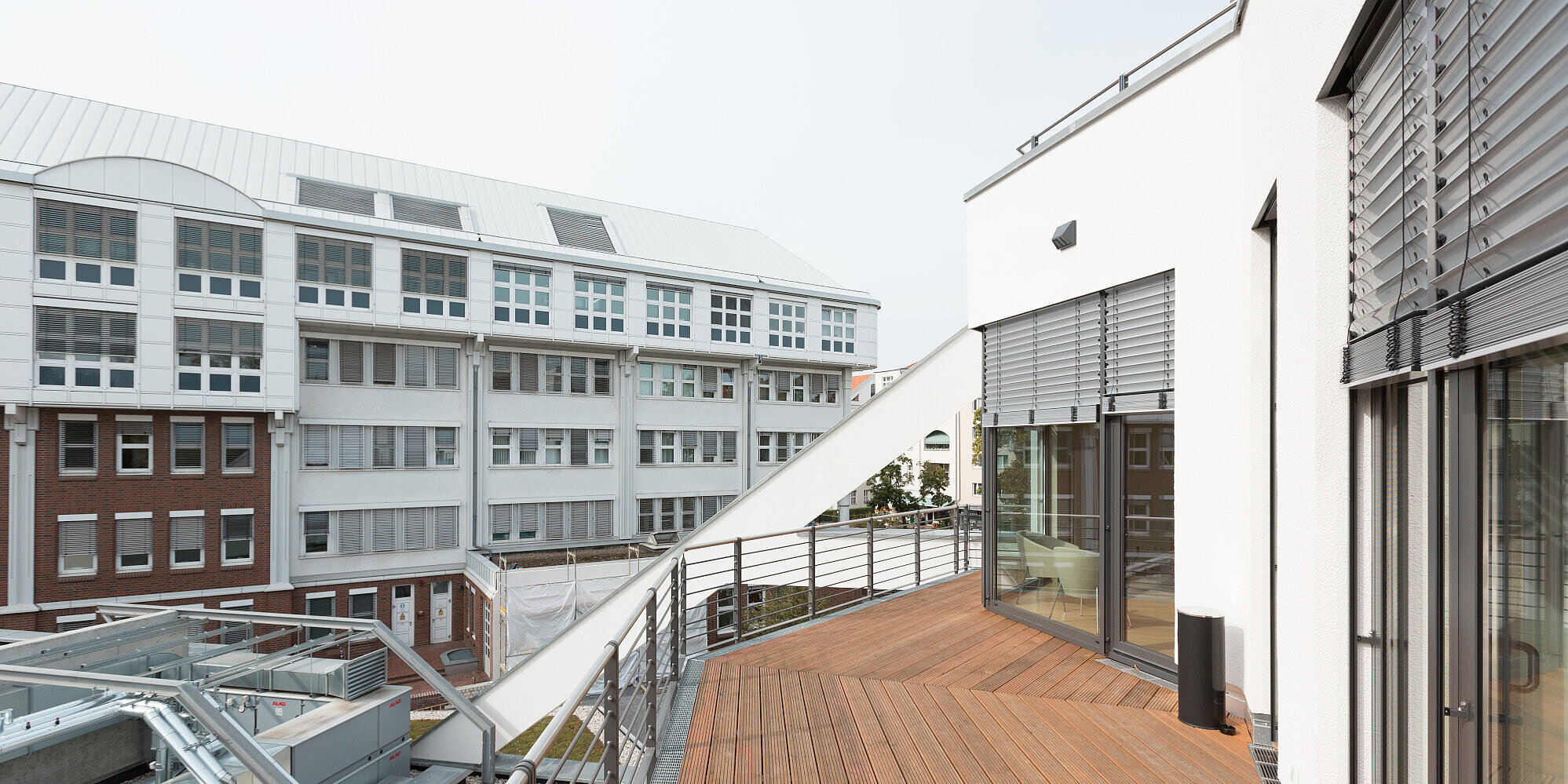 Blick von der Terrasse auf das Martin Luther Krankenhaus.