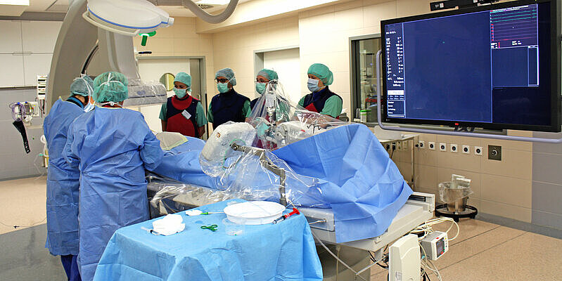 OP-Saal mit mehreren Mitarbeitenden und Teilnehmenden der Summer School