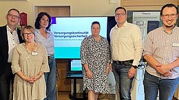 Gruppenfoto mit der Pflegebeauftragten und Mitarbeitenden der Pflegeeinrichtung Caroline Bertheau.