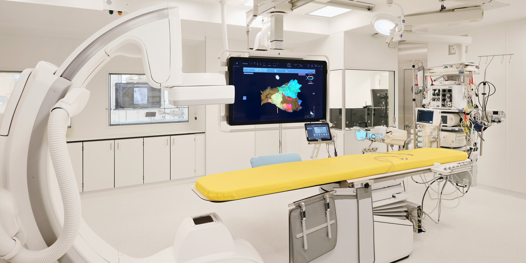 Blick in ein modernes Herzkatheterlabor im Martin Luther Krankenhaus.
