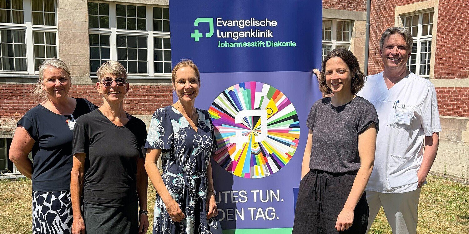 Gruppenfoto zum Auftakt der Zusammenarbeit von Lungenklinik, GesBiT und ARRIVO Berlin. Von links: Bianca Grau (Pflegedirektorin Evangelische Lungenklinik), Sylke Hölscher (Geschäftsführung Gesbit), Cathleen Biesen (Geschäftsführung Evangelische Lungenklinik), Johanna Bohnsack-Fach (stellv. Projektleitung Arrivo Berlin Gesundheit, Pflege, Soziales), Dr. Hartmut Brestrich (Ärztlicher Direktor Lungenklinik)