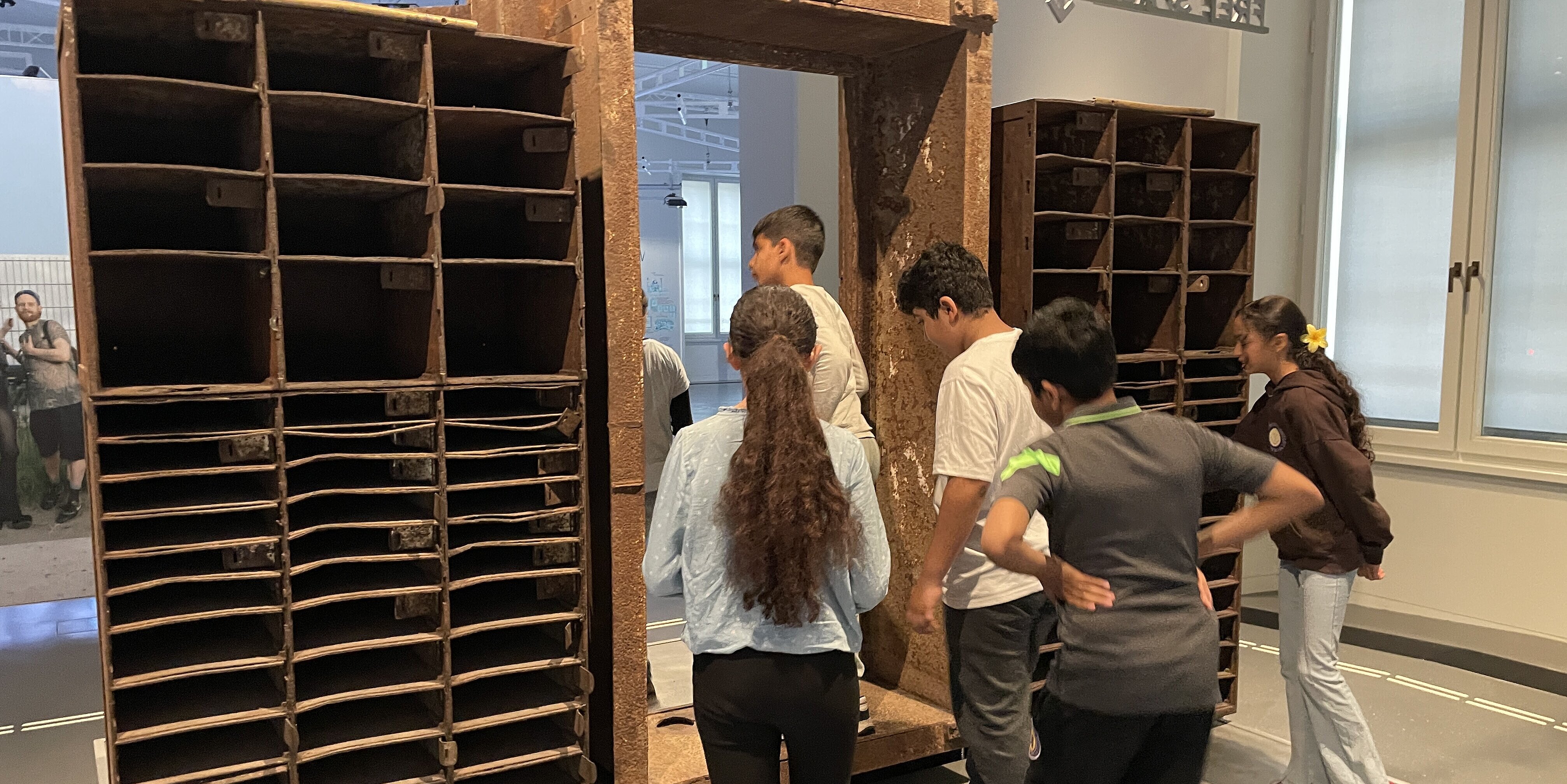 Kulturpiloten bei BERLIN GLOBAL Kinder vor einem Exponat in der Ausstellung BERLIN GLOBAL