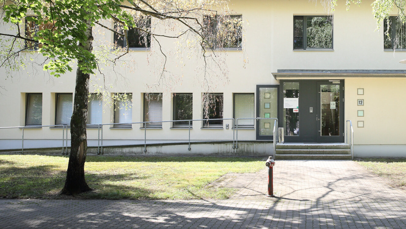 Außenansicht des Gebäudes des ScanCenters auf dem Gelände des Evangelischen Waldkrankenhaus Spandau