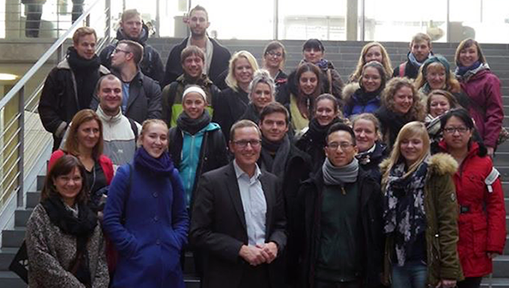 Schüler stehen mit dem Bundestagsabgeordneten Dr. Roy Kühne auf einem Gruppenfoto zusammen.