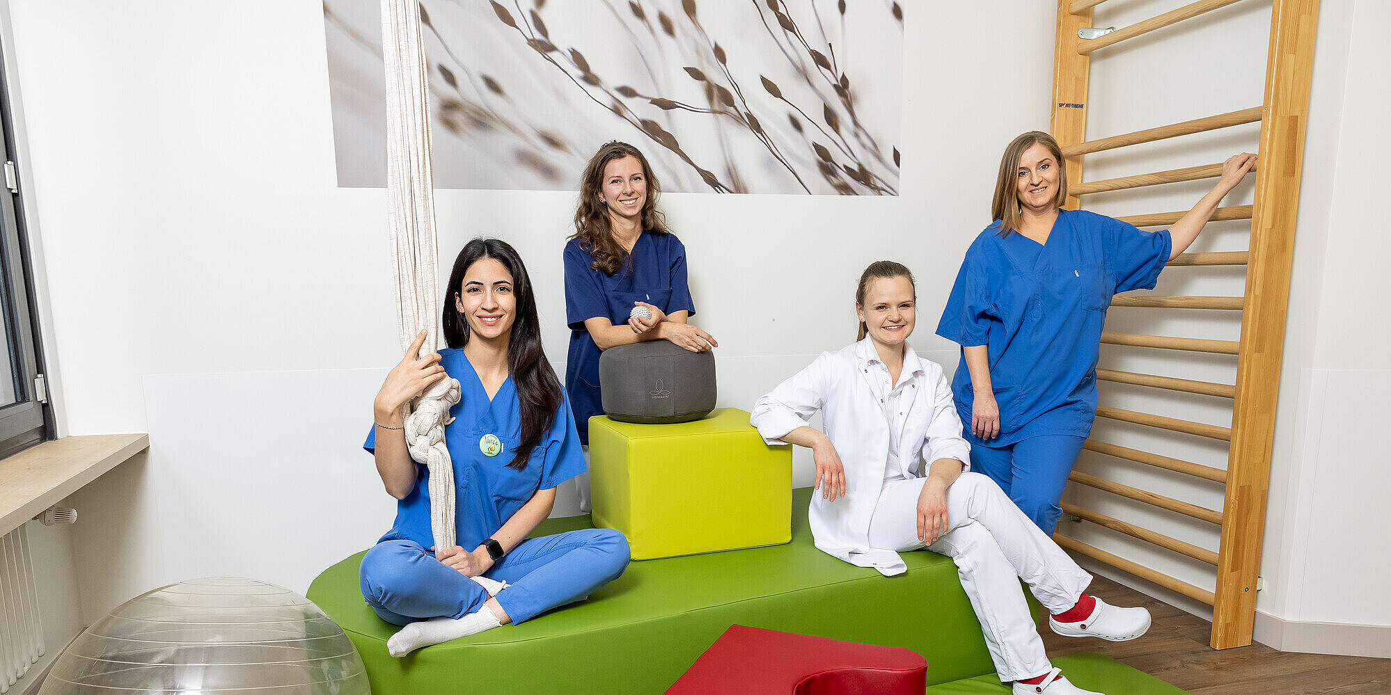 Vier Frauen stehen als Gruppe zusammen