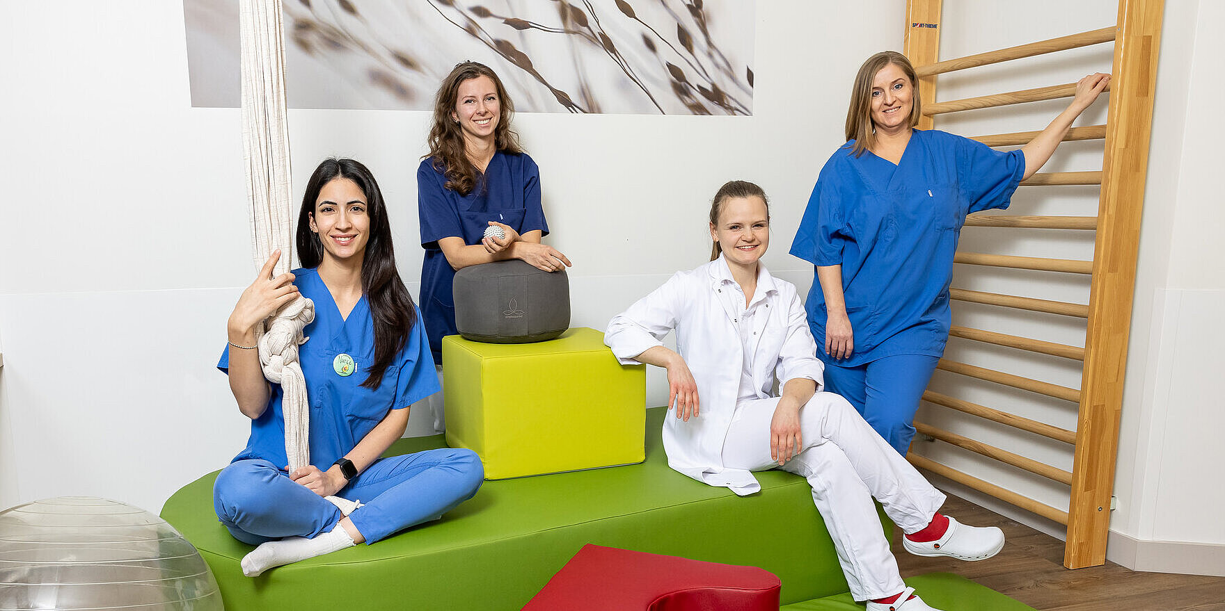 Vier Frauen stehen als Gruppe zusammen