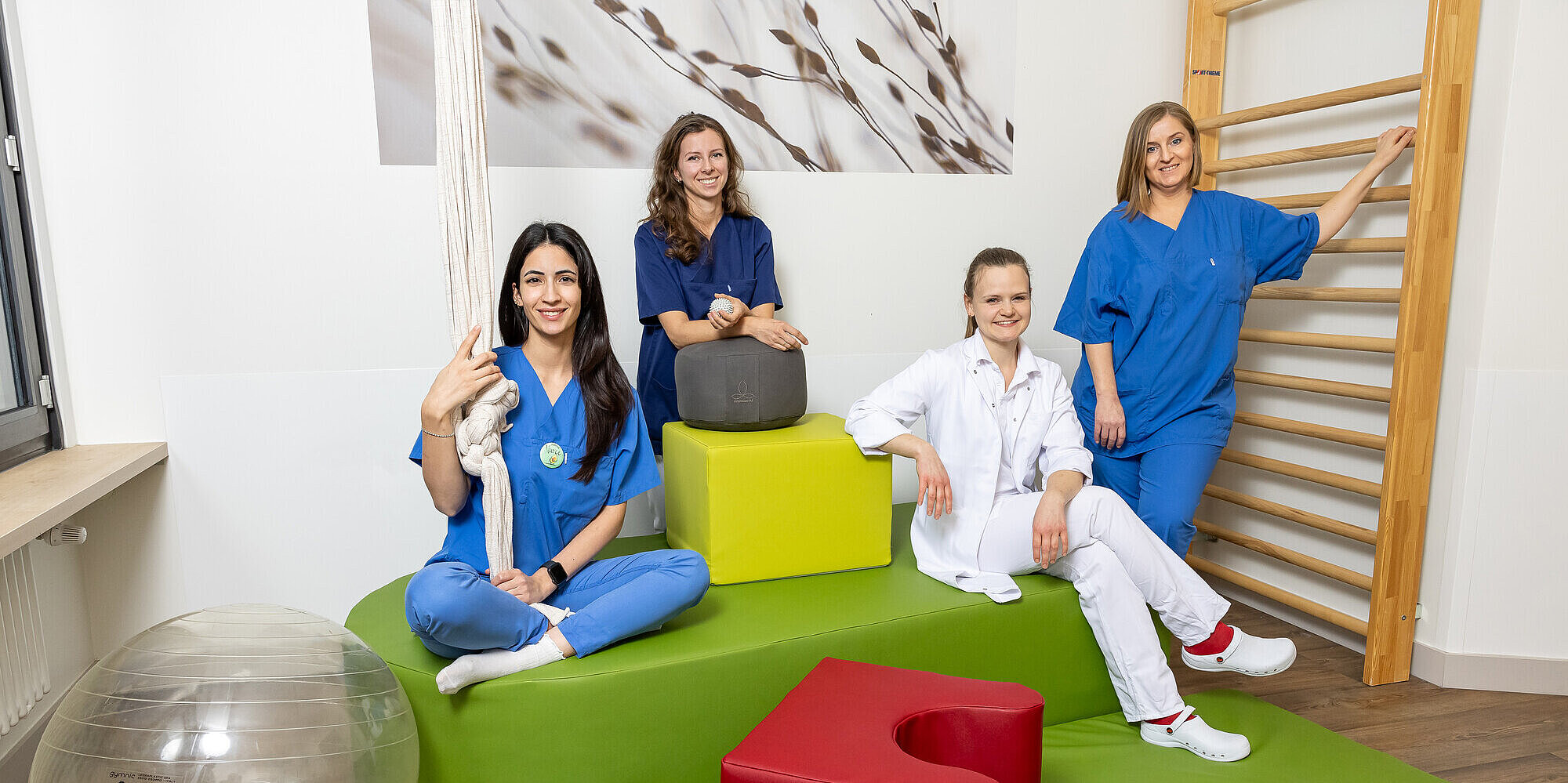 Vier Frauen stehen als Gruppe zusammen