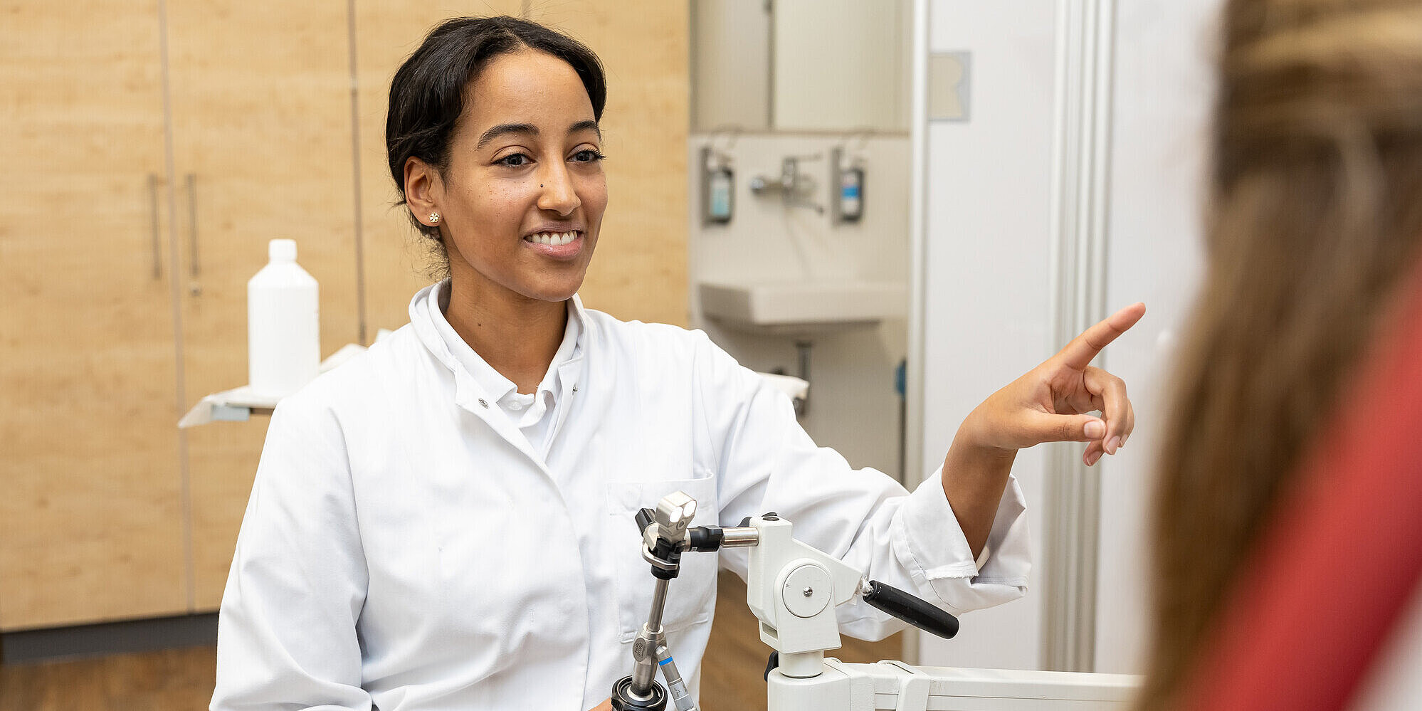Dr. med. Samra Shencoru berät kompetent und einfühlsam. Ärztin berät Patientin