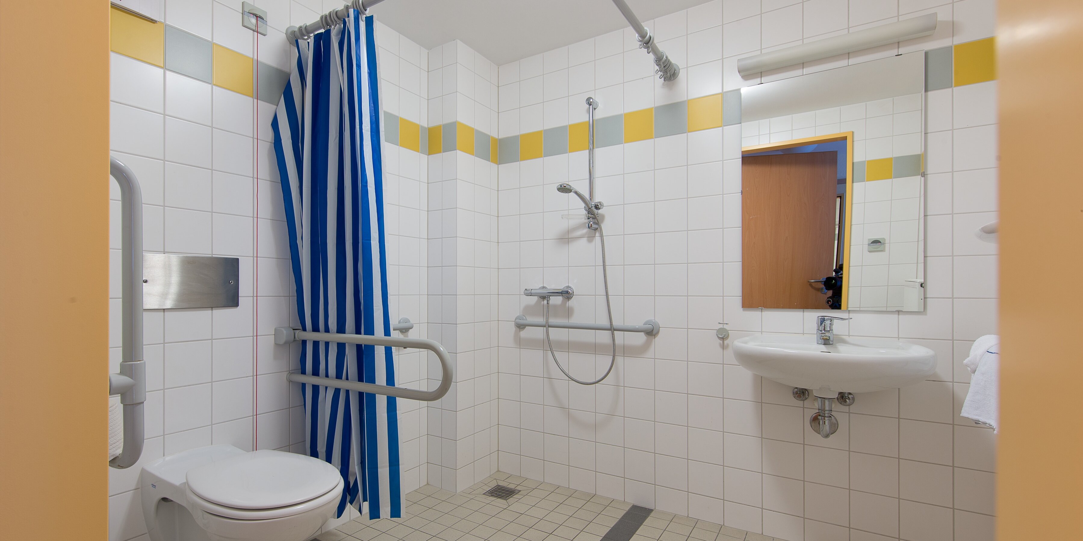 Beispielansicht eines barrierefreien Badezimmers im Haus 1 inklusive Grundausstattung