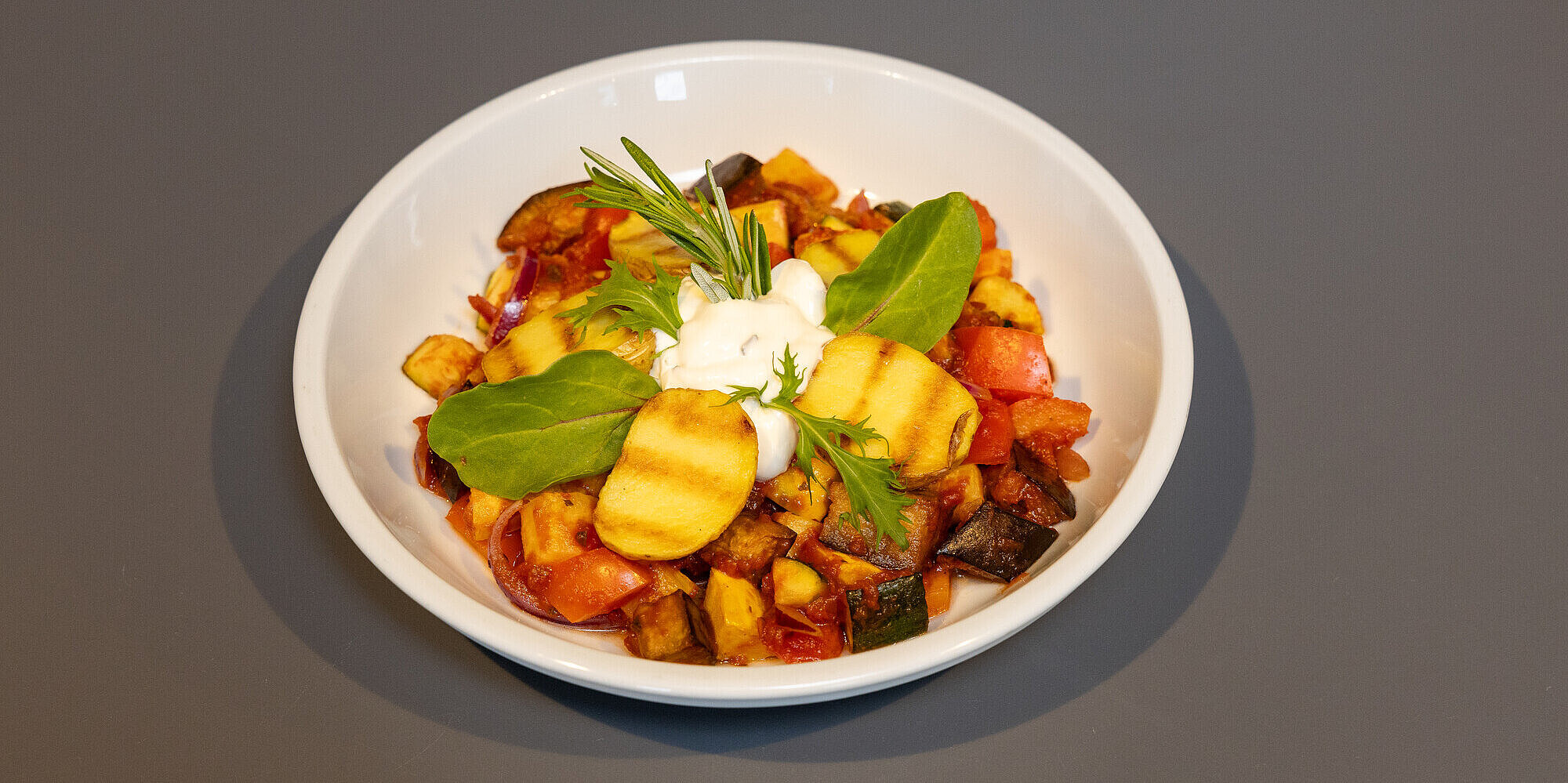 Mehr pflanzliche, weniger tierische Produkte Teller mit einer gesunden Gericht