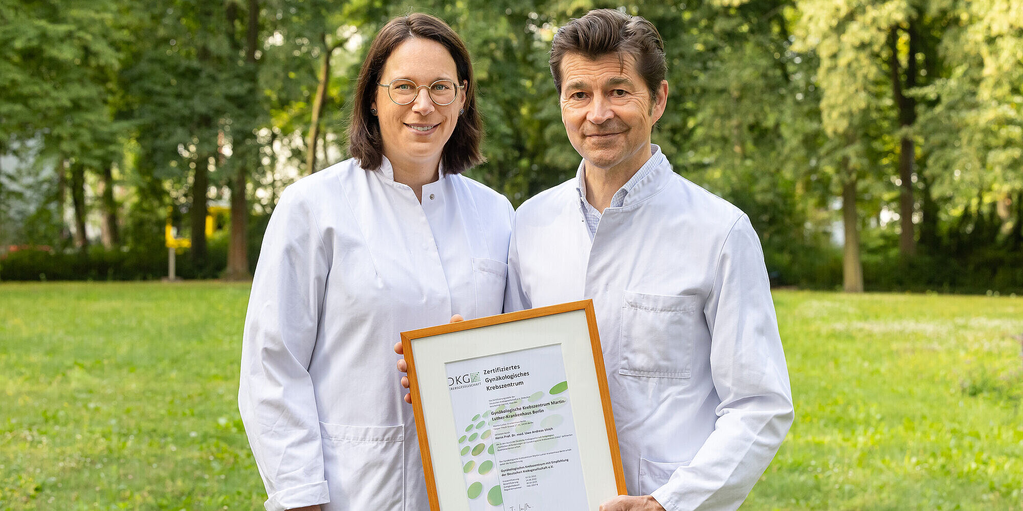 Chefarzt Prof. Dr. med. Uwe Andreas Ulrich, Leitende Oberärztin Dr. med. Ricarda Isermann Chefarzt Prof. Dr. med. Uwe Andreas Ulrich, Leitende Oberärztin Dr. med. Ricarda Isermann halten ein Zertifikat in der Hand