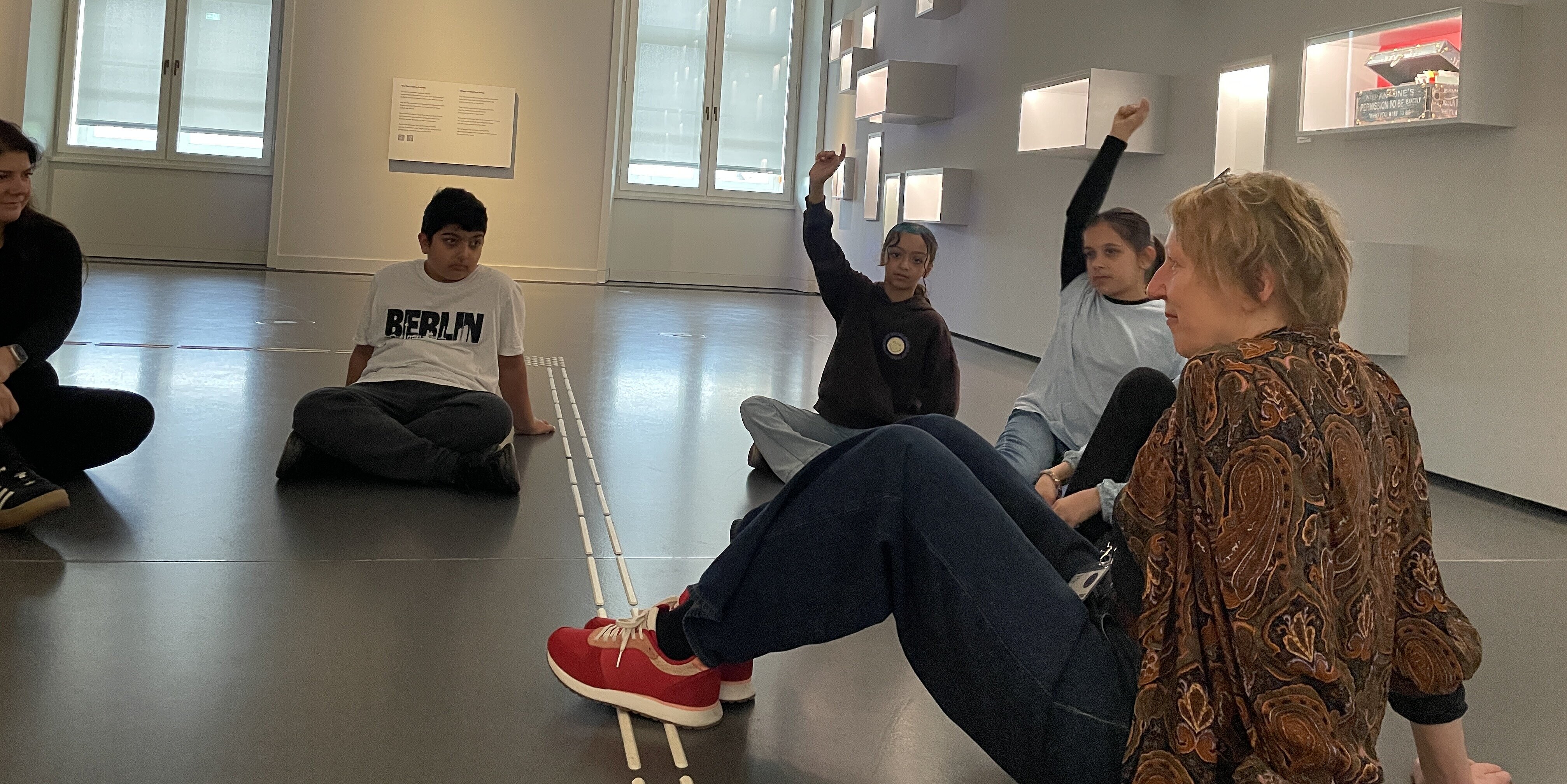 Kulturpiloten bei BERLIN GLOBAL Kinder in der Ausstellung BERLIN GLOBAL
