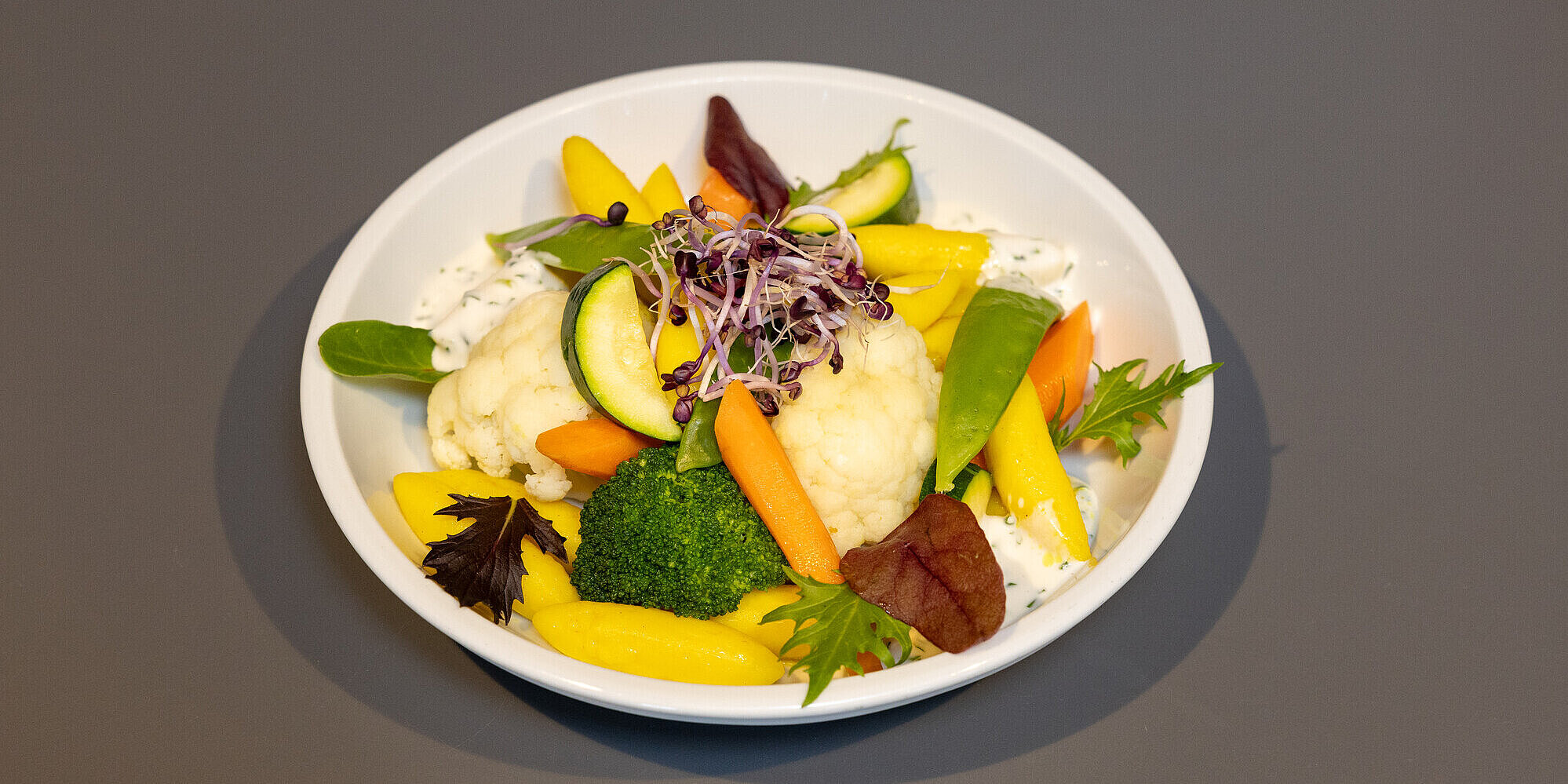 Gesundes und leckeres Essen ist für alle Menschen wichtig. Verschiedenes Gemüse auf einem Teller