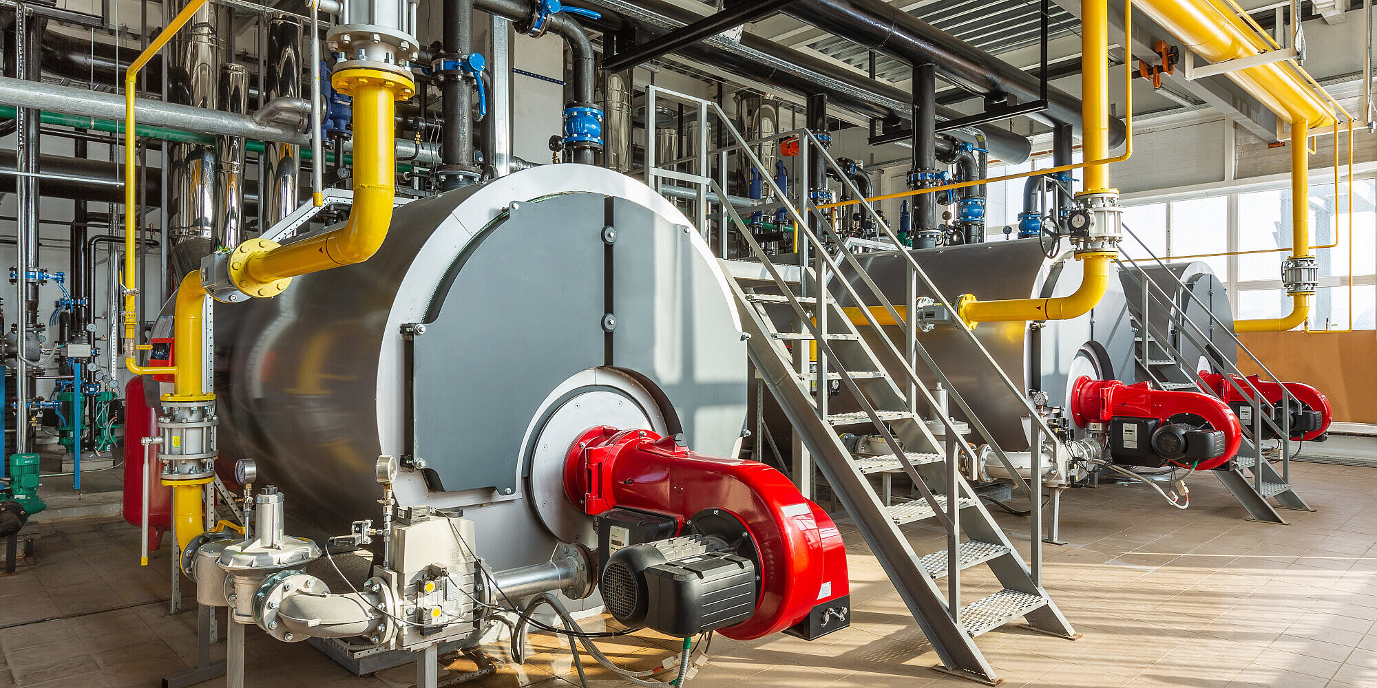 Johannesstift Diakonie Services: Sanitär-, Heizungs-, Klima- und Elektrotechnik Halle mit Installationen für Sanitär, Heizung und Klima.