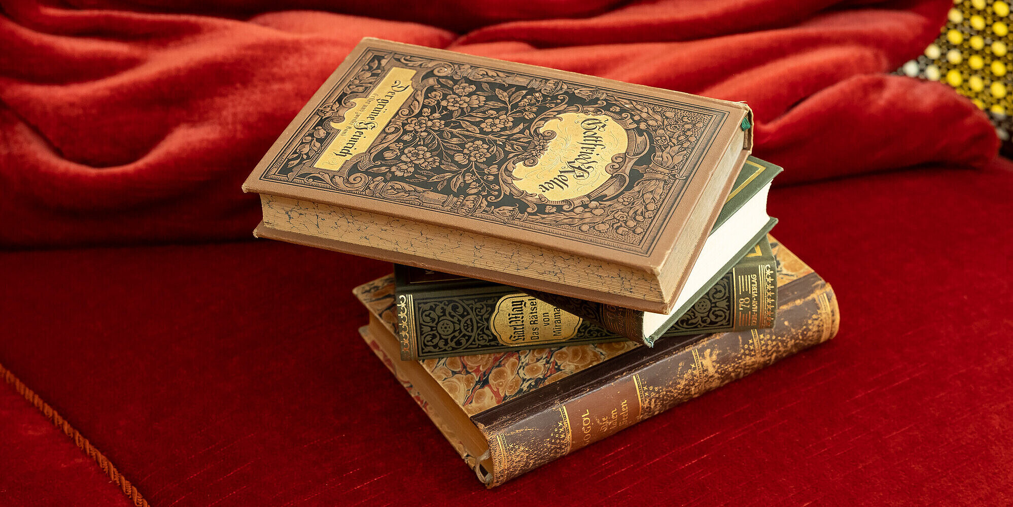 Alte Bücher auf rotem Samt
