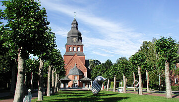 Geländeansicht des Evangelischen Johannesstifts mit der Stiftskirche im Zentrum