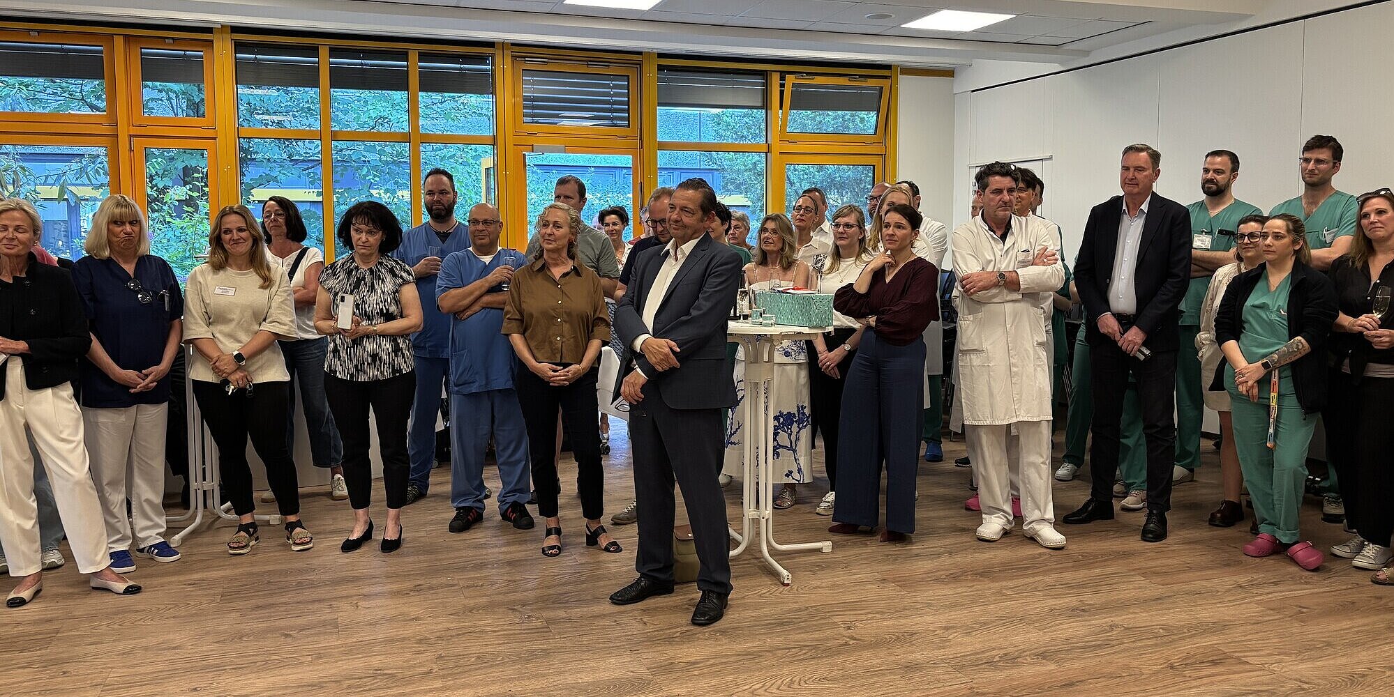 Feierliche Verabschiedung von Dr. med.Reyle-Hahn in den Ruhestand Dr. med.Reyle-Hahn im Kreise vieler Kolleginnen und Kollegen
