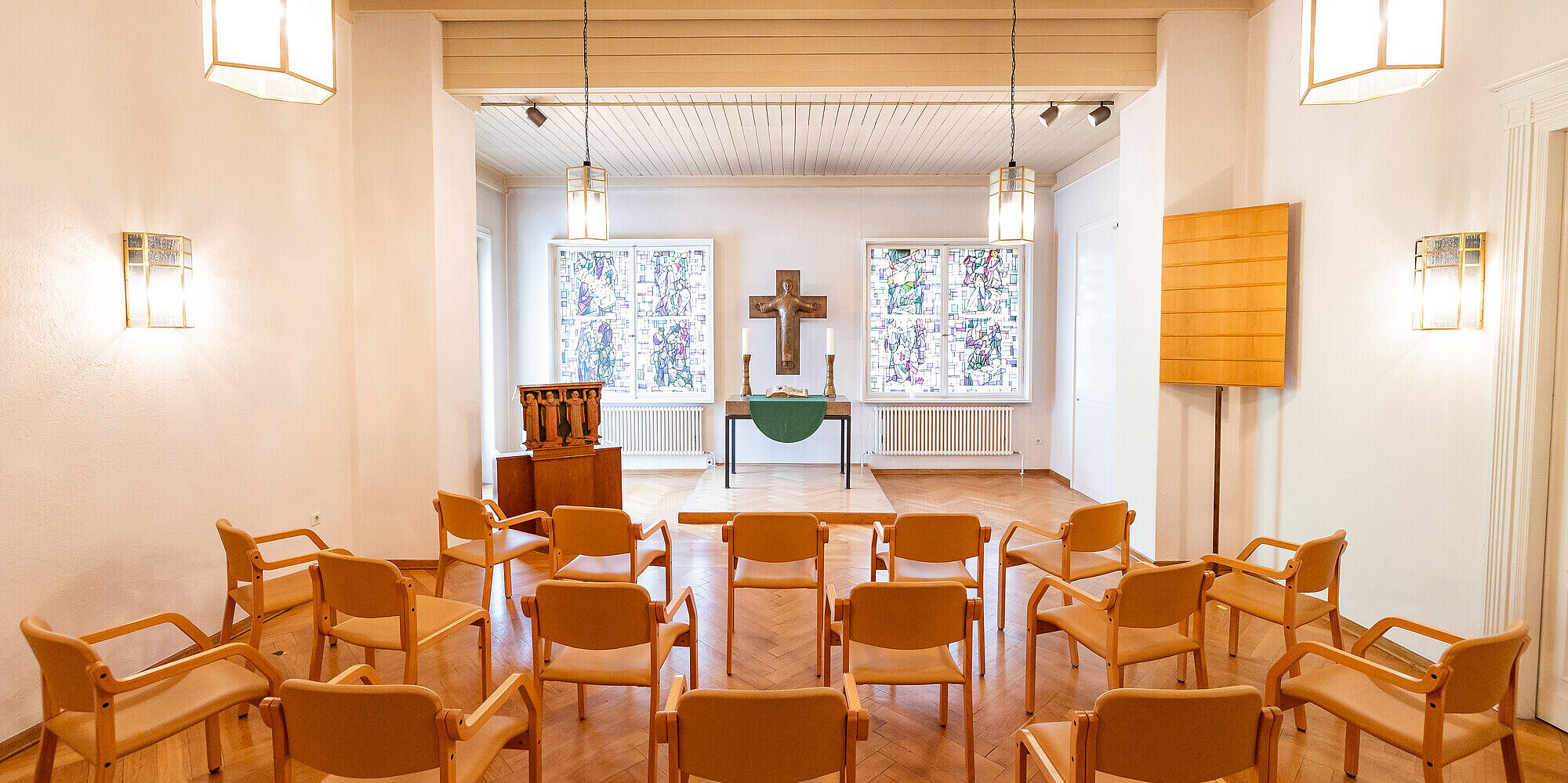 Die Kapelle des Evangelischen Krankenhauses Hubertus lädt Patient*innen, An- und Zugehörige und Mitarbeitende zum Verweilen ein. Innenaufnahme der Kapelle im Evangelischen Krankenhaus Hubertus.