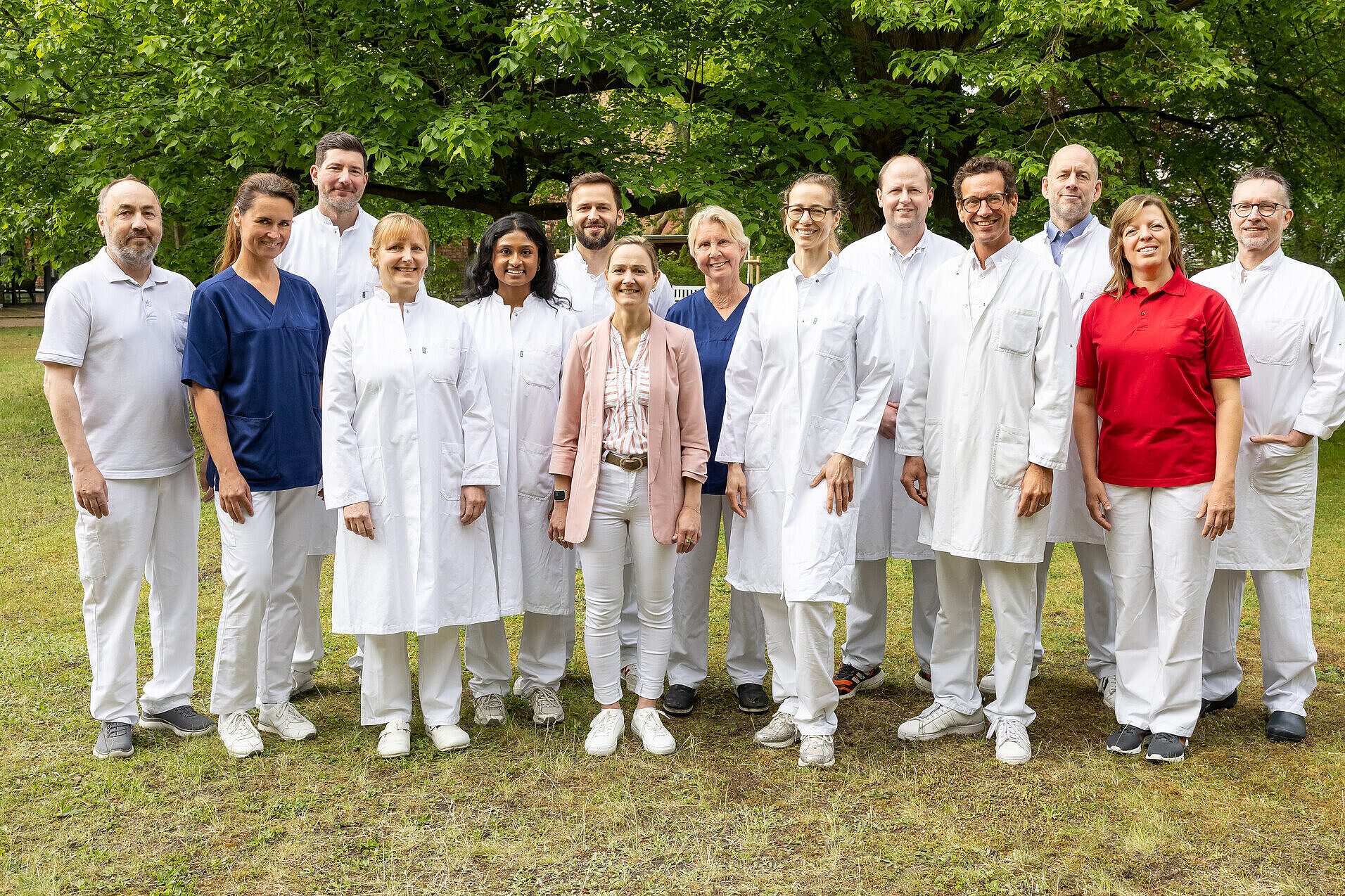 Lernen Sie uns kennen! Teamfoto der Klinik für Orthopädie und Unfallchirurgie