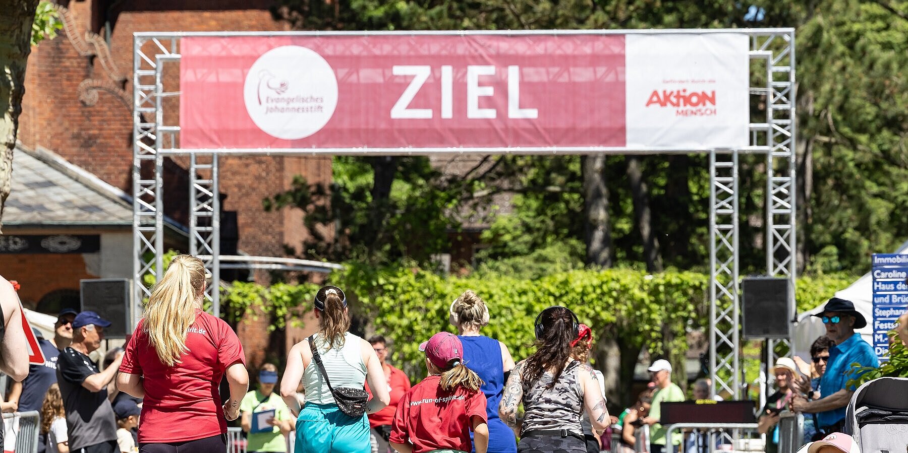 Menschen laufen auf das Zieltor zu