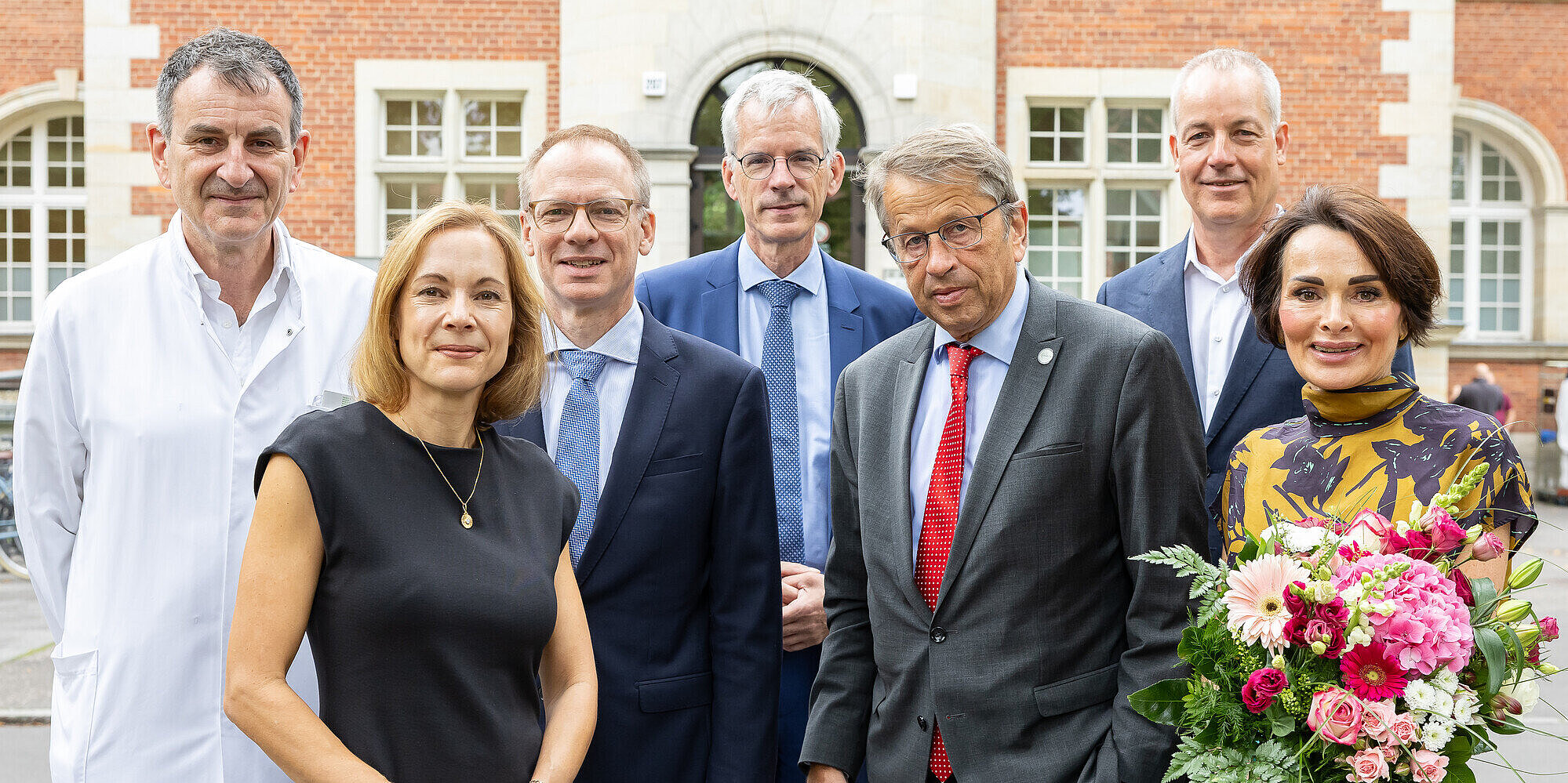 Prof. Christian Grohé, Cathleen Biesen, Prof. Dr. med. Martin Witzenrath, Prof. Dr. Martin E. Kreis, Vorstand Krankenversorgung der Charité, Prof. Dr. Heyo K. Krömer, Vorstandsvorsitzender der Charité, Prof. Lutz Fritsche, Vorstand JSD und Corina Naujock Leiterin Klinische Kooperationen, Charité (von Links) auf dem Gelände der Evangelischen Lungenklinik
