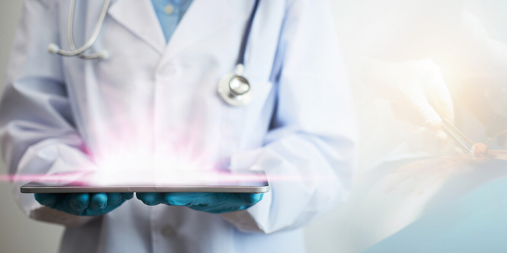 Arzt mit einem Tablet in der Hand