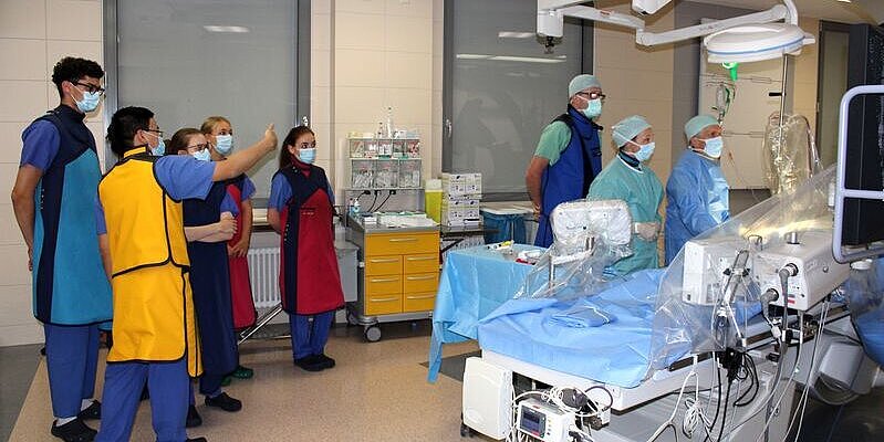 Teilnehmende der Summer School im Herzkatheterlabor