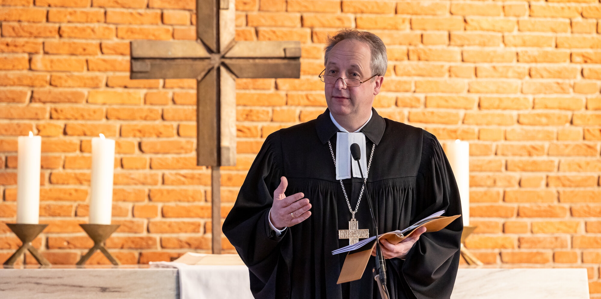 Bischof Christian Stäblein hält eine Predigt in der Kirche