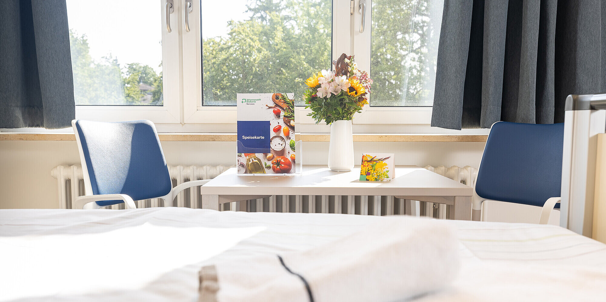 Blick auf einen schön geschmückten Tisch