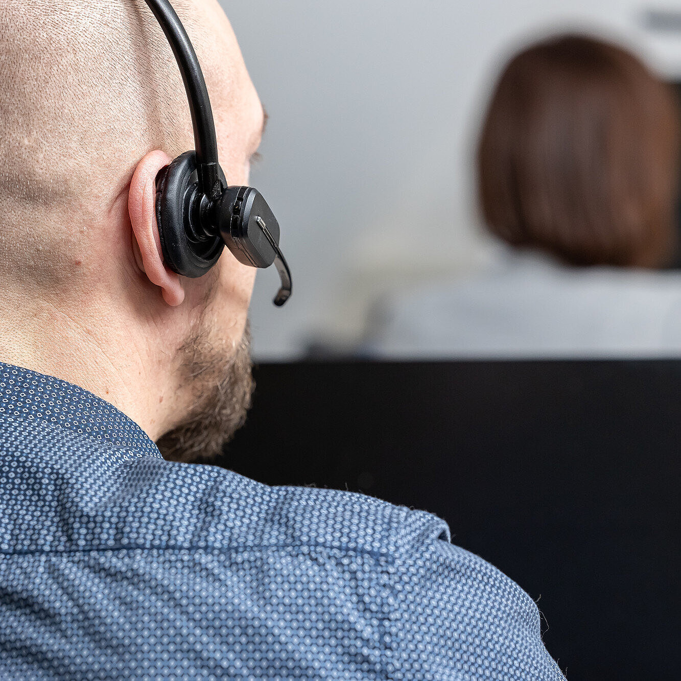 IT Support Kontakt Mitarbeitende vom IT Support mit Headset