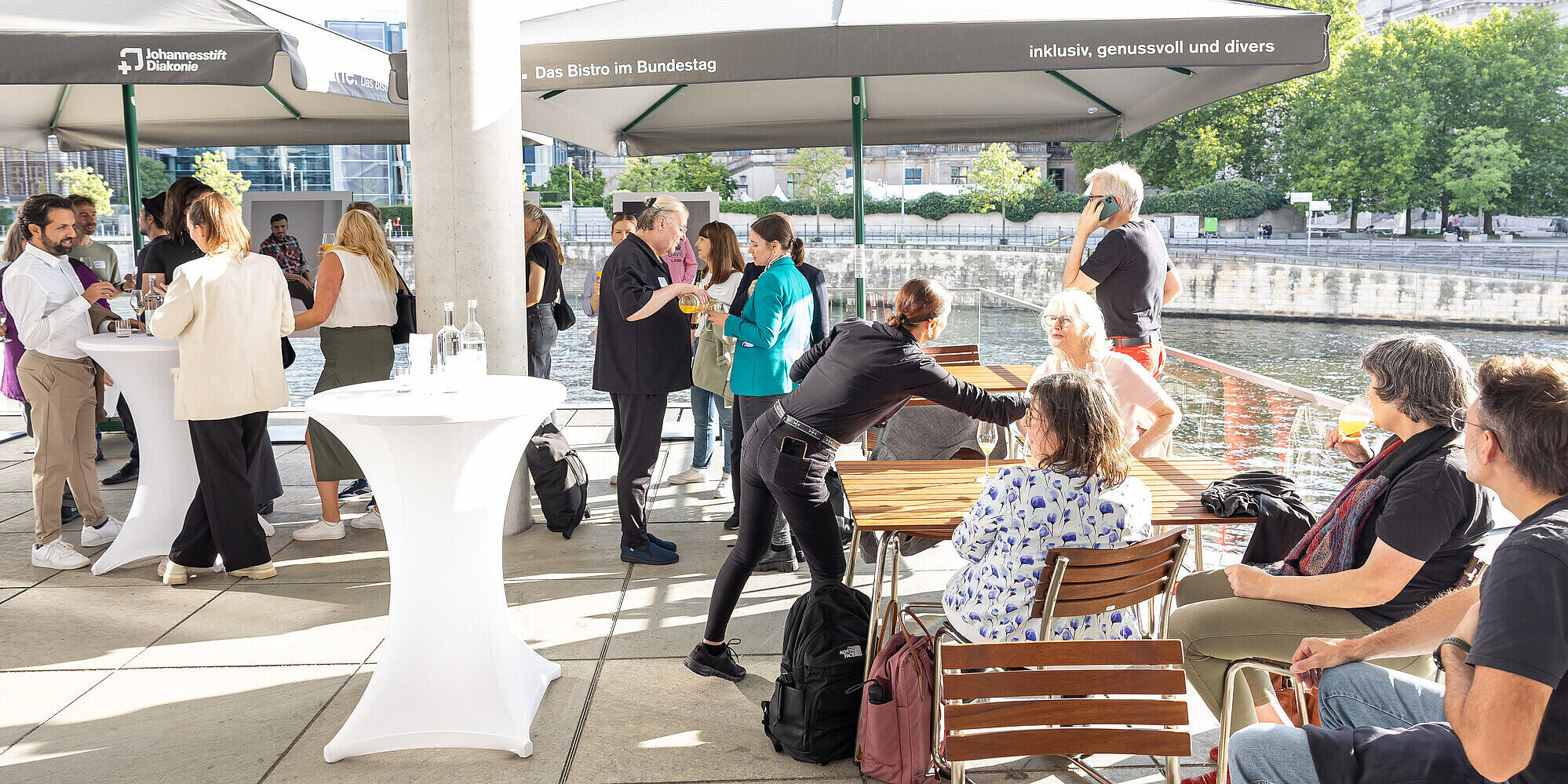 Viele Gäste auf der Terrasse des Bistros
