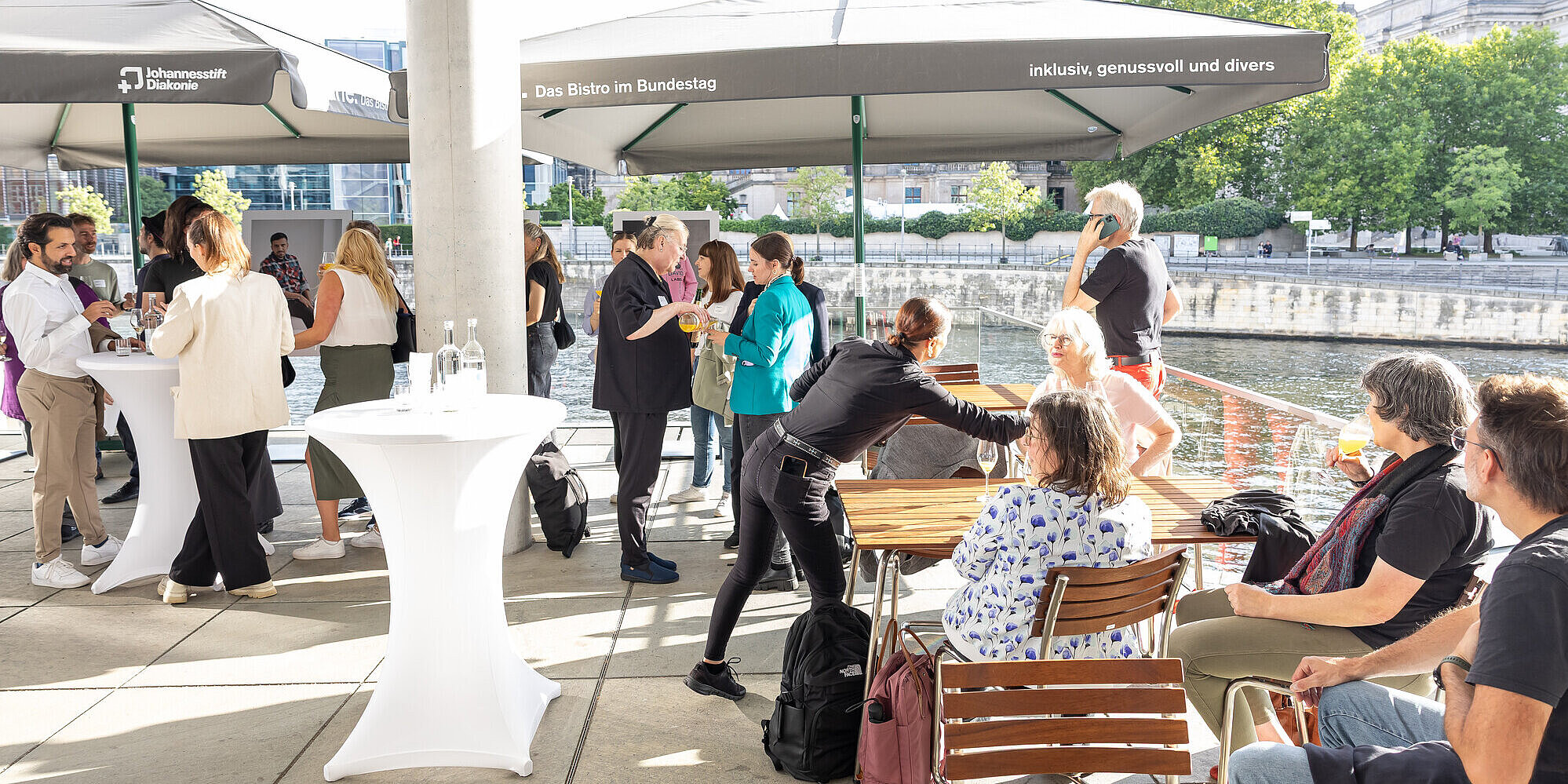 Inklusiv, genussvoll, divers: Bistro Marie eröffnet Viele Gäste auf der Terrasse des Bistros