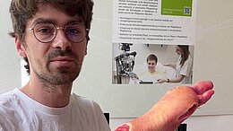 Mitarbeiter des Projekts mit Modell-Fuß