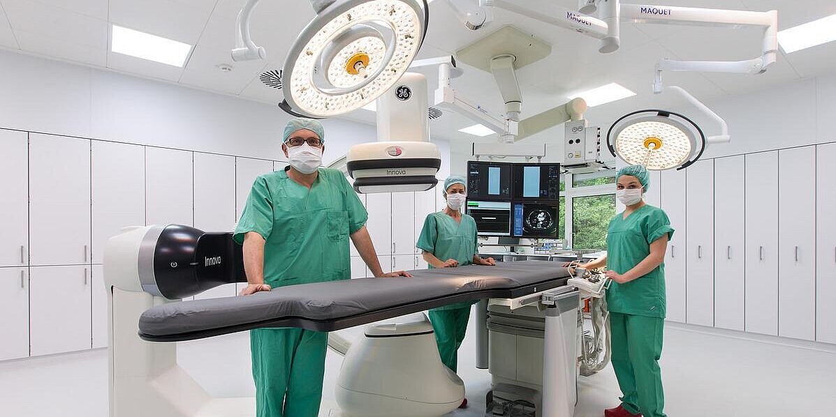 OP-Saal mit drei Mitarbeitenden im Evangelischen Krankenhaus Hubertus