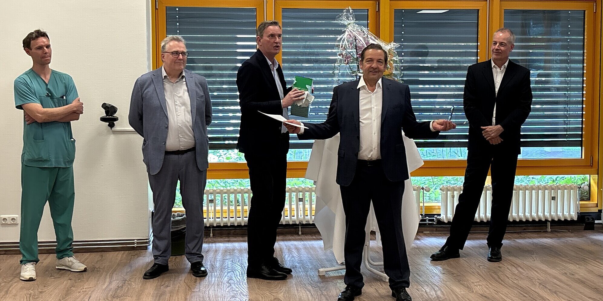 Abschiedsrede von Dr. med. Stephan-Matthias Reyle-Hahn (v.l.n.r.: Dr. med. Fabian Tetzner, Geschäftsführer Carsten Schaulinski, Prof. Dr. med. Ulrich Nöth, Dr. med. Stephan-Matthias Reyle-Hahn, Vorstand Prof. Dr. med. Fritsche) Abschiedsrede von Dr. med. Stephan-Matthias Reyle-Hahn (v.l.n.r.: Dr. med. Fabian Tetzner, Geschäftsführer Carsten Schaulinski, Prof. Dr. med. Ulrich Nöth, Dr. med. Stephan-Matthias Reyle-Hahn, Vorstand Prof. Dr. med. Fritsche)