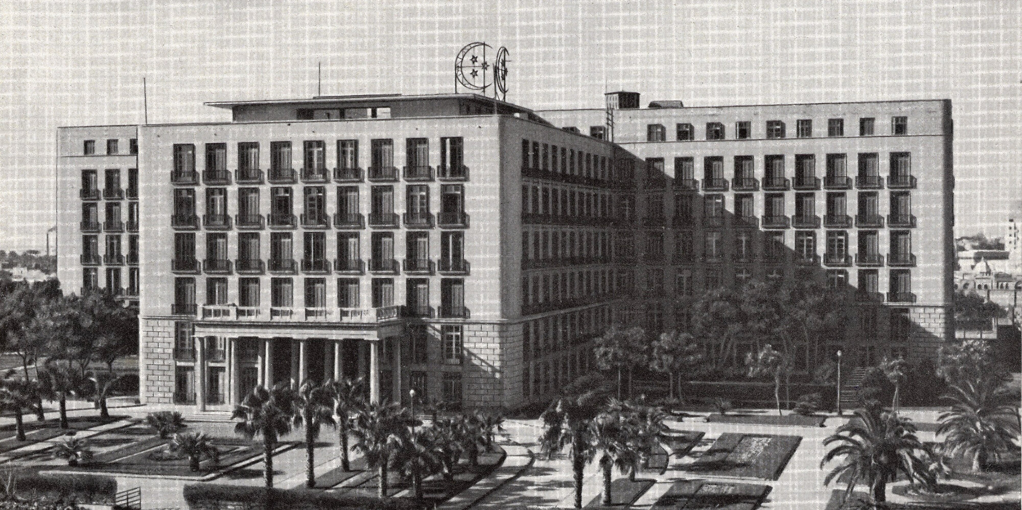 Schwarz-weiß Aufnahme des architektonischen Zwillings des Martin Luther Krankenhauses.